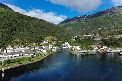 Hellesylt in Norwegen – die berühmte geteilte Ortschaft / Panorama Ansicht vom Fjord aus © redaktion93