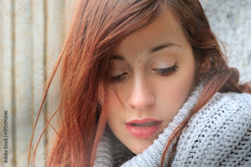 Primo piano di donna con i capelli rossi