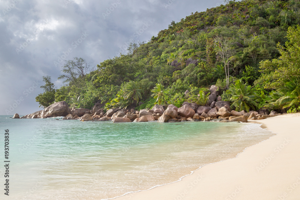 Fototapeta premium Tropischer Strand und türkises Meer auf Praslin, Seychellen