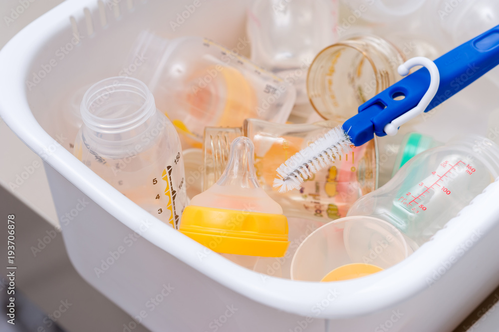 Washing baby bottles and nipples Washing baby bottles and nipples