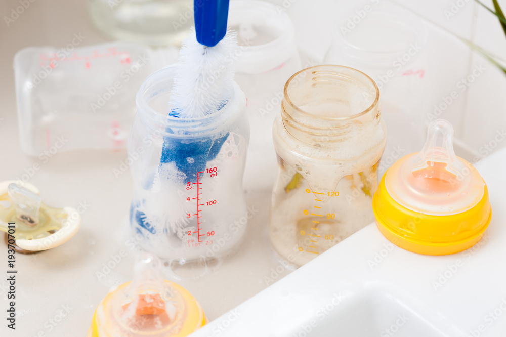 Washing baby bottles and nipples Washing baby bottles and nipples
