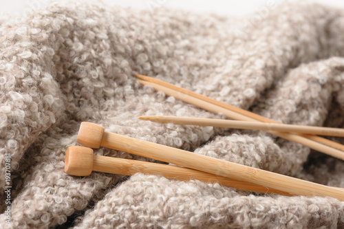 Tableau sur toile bamboo knitting needles over knitted mohair