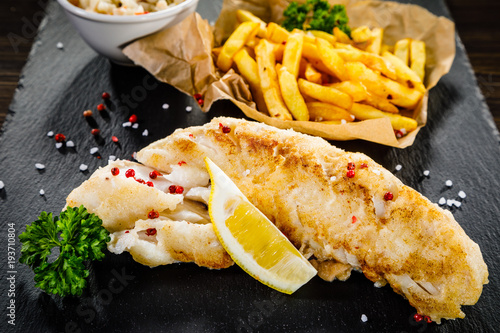 Fotografia Fish dish - fried fish fillet with french fries and vegetables