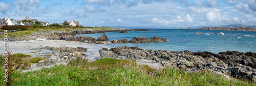 Obraz na plátně A view of the beachfront and turquoise water on the Isle of Iona in Soctland