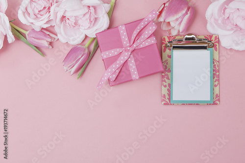 Pink Gift Background with Spring Flowers and Blank Note © lamppost