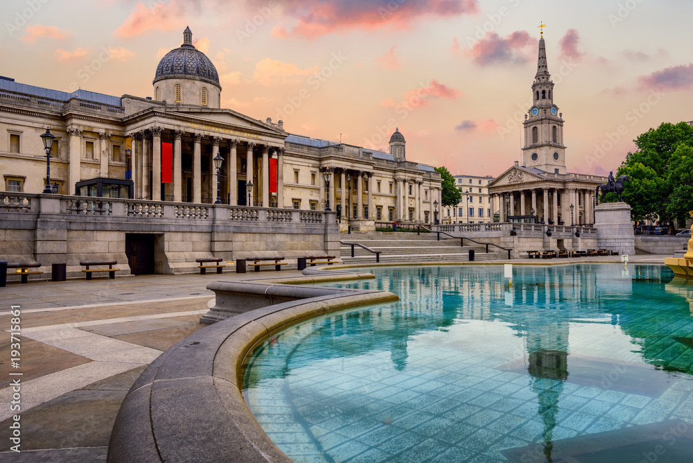 Naklejka premium Trafalgar square, Londyn, Anglia, na wschód słońca