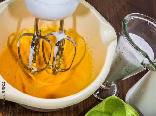 Foto Eggs and other ingredients are mixed to make a cake