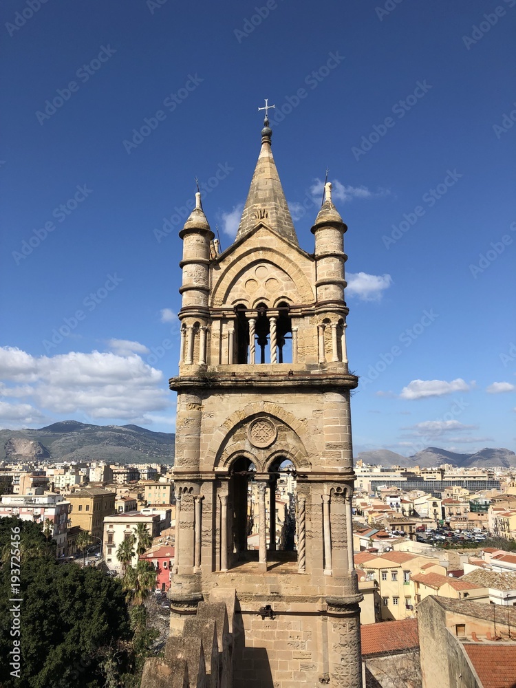 Campanile di pietra illuminato, Cattedrale di Palermo, Sicilia