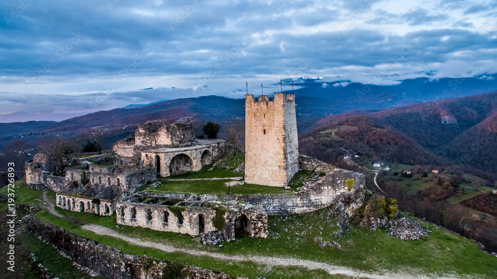 Landscape with views of the ruins of an ancient fortress.