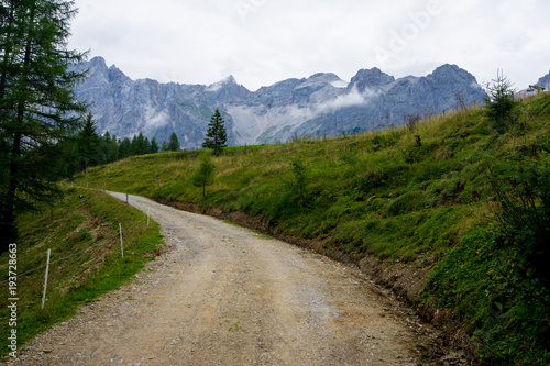 Österreich wandern Ausblick Alpen weite Ferne © Christian