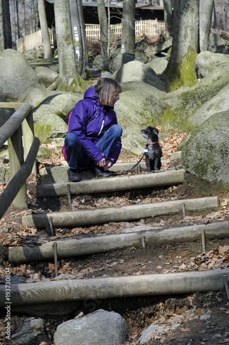 frau mit hund an treppengang im felsenmeer im odenwald