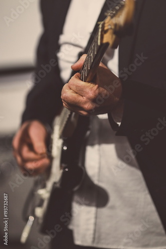 Рок-гитара в руках