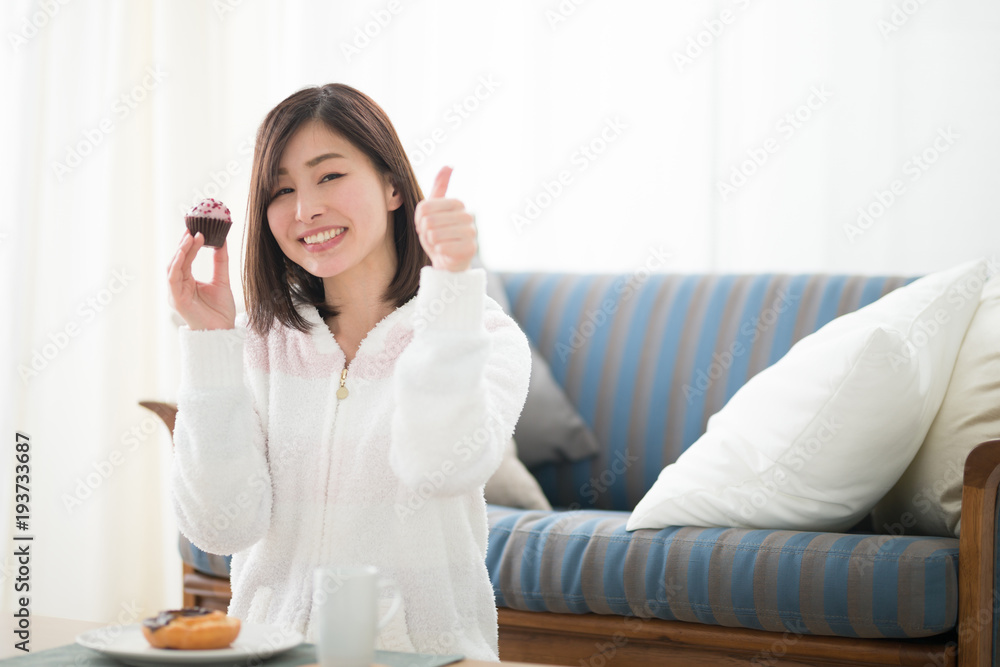 ルームウェア・女性・ソファ ルームウェア・女性・ソファ
