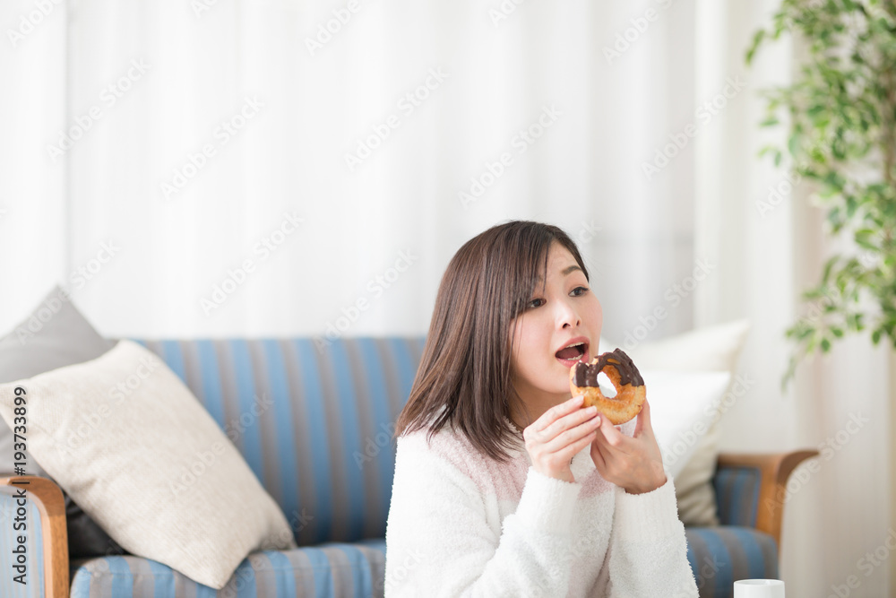 ルームウェア・女性・ソファ ルームウェア・女性・ソファ