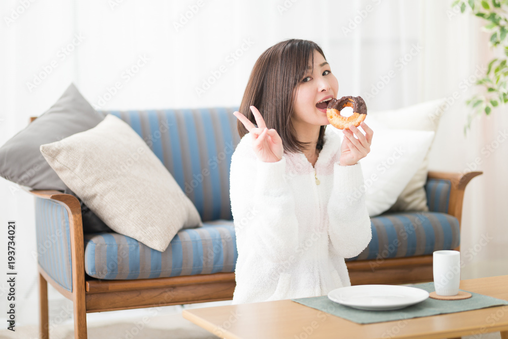 ルームウェア・女性・ソファ