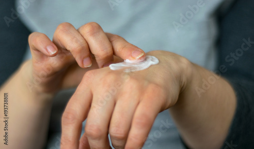 Fotografía Frau verstreicht Creme auf dem Handrücken