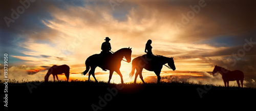 Obraz na plátně couple on horseback at sunset