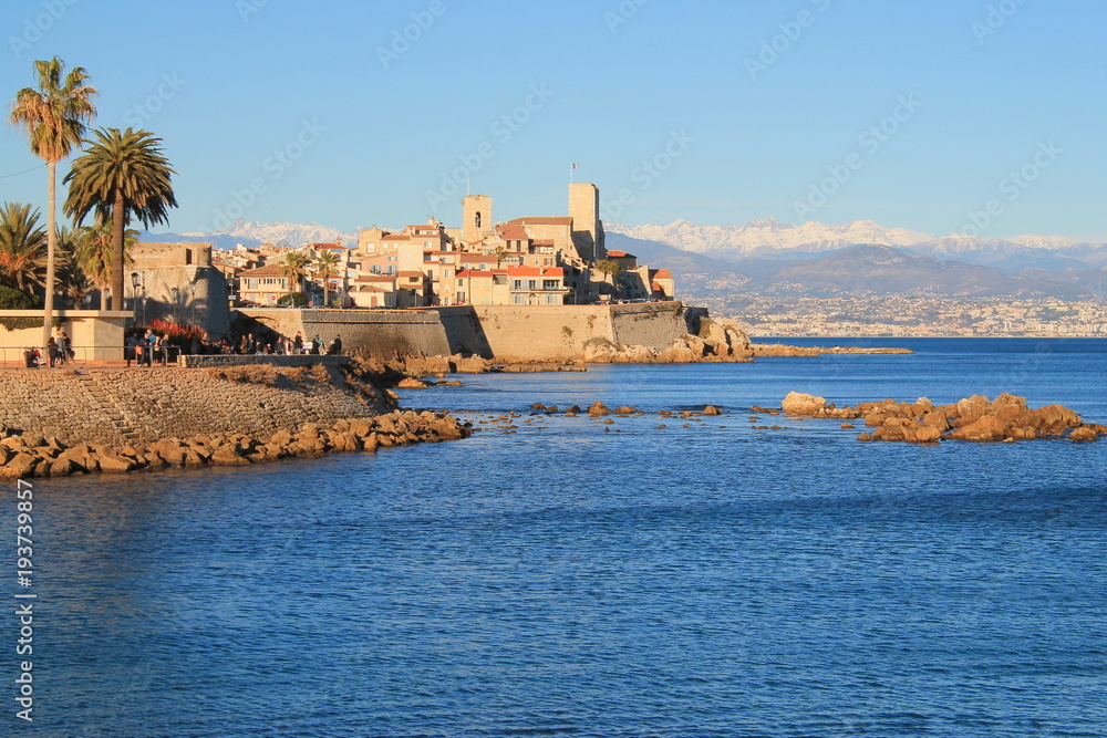 Fototapeta premium Vieille ville d'Antibes et les montagnes enneigées du Mercantour en arrière plan, cote d'azur, France