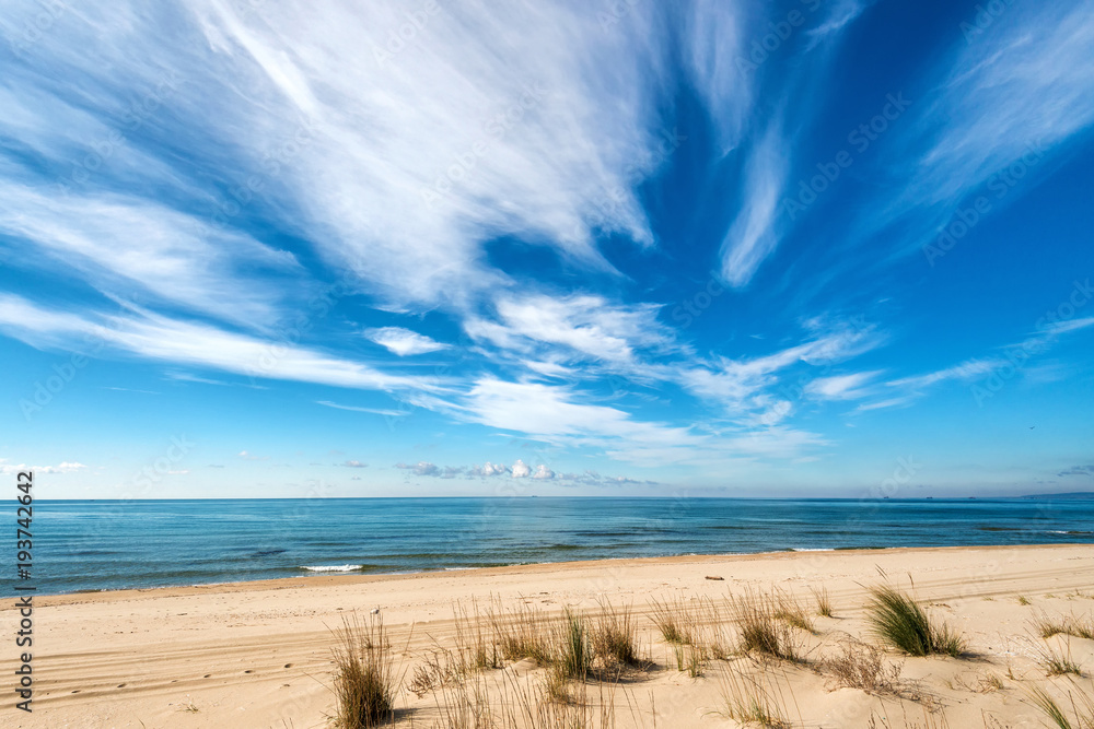 Fototapeta premium Seascape z dramatycznym niebieskim niebem i chmurami
