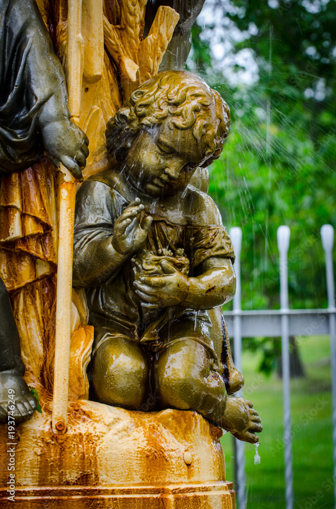 Fototapeta premium SCULPTURE OF HOGARTH FOUNTAIN AT WAVERLY PARK Thunder Bay ONTARIO CANADA