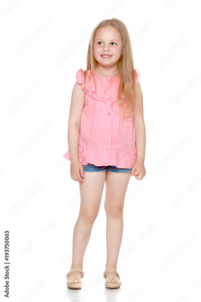 The little girl is full-length. The little girl is full-length.