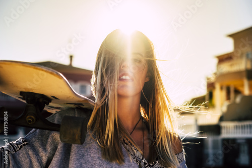 Fényképezés beautiful rebel blonde woman with skateboard