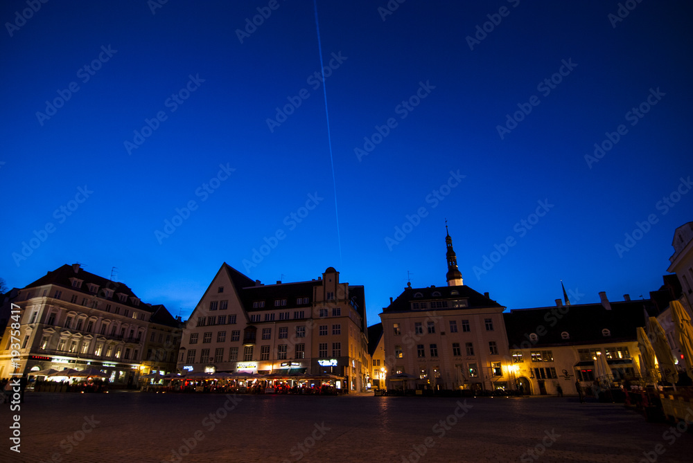 Fototapeta premium タリン旧市街の夜景