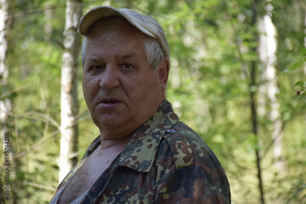 портрет растерянного,кавказского старика в лесу  