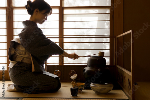 着物の女性　茶道