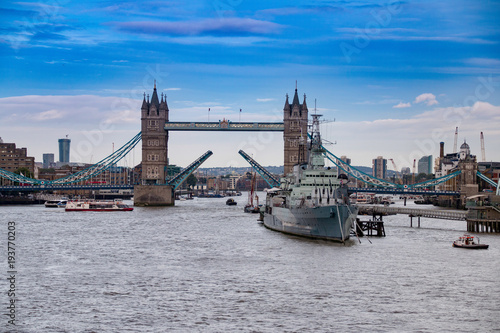 London  England Panoram Blick auf Tower Bridge und Themse bei sonnigem Wetter