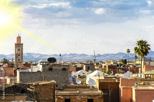 Altstadt von Marrakesch in Marokko im Gegenlicht