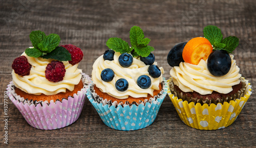 Cupcakes with fresh berries