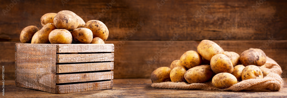 fresh raw potatoes in a wooden box - obrazy, fototapety, plakaty 