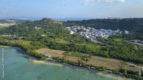 海上から望む勝連城跡