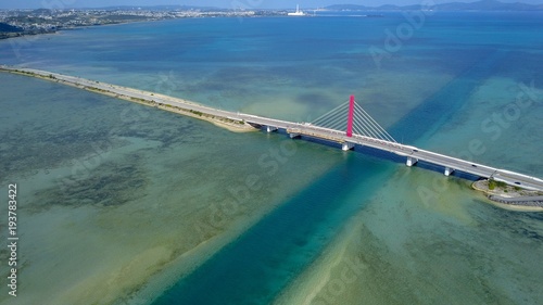 青い海の道が走る海中道路