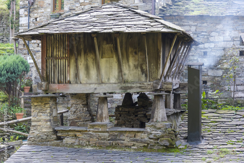 Hórreo de madera en Teixois (Taramundi, Asturias - España).