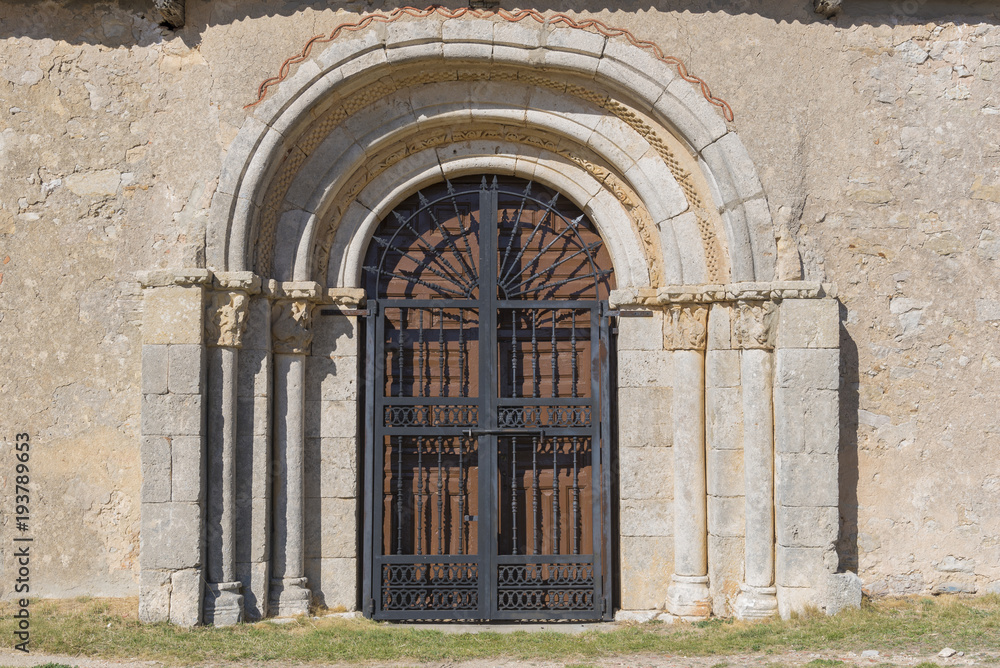 Puerta de la ermita de Santa Maria de las Hoyas (Soria, España).