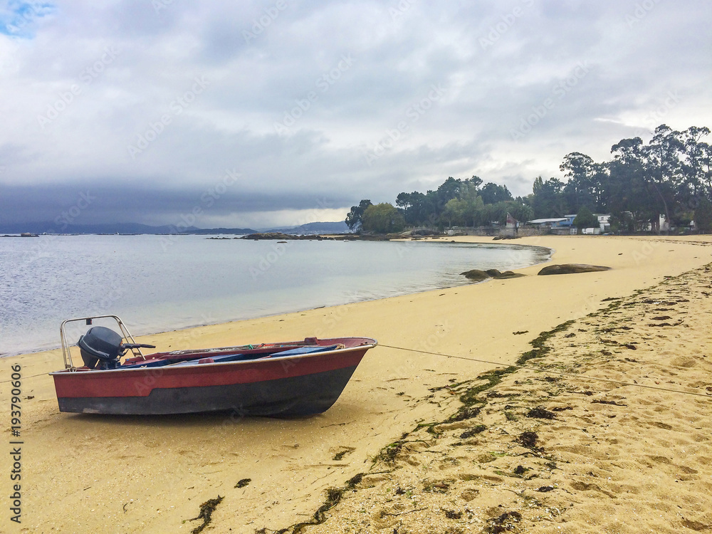 Beached boat on Sinas beach