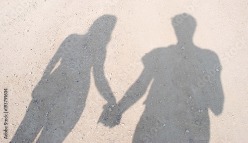 Coppia che si tiene la mano