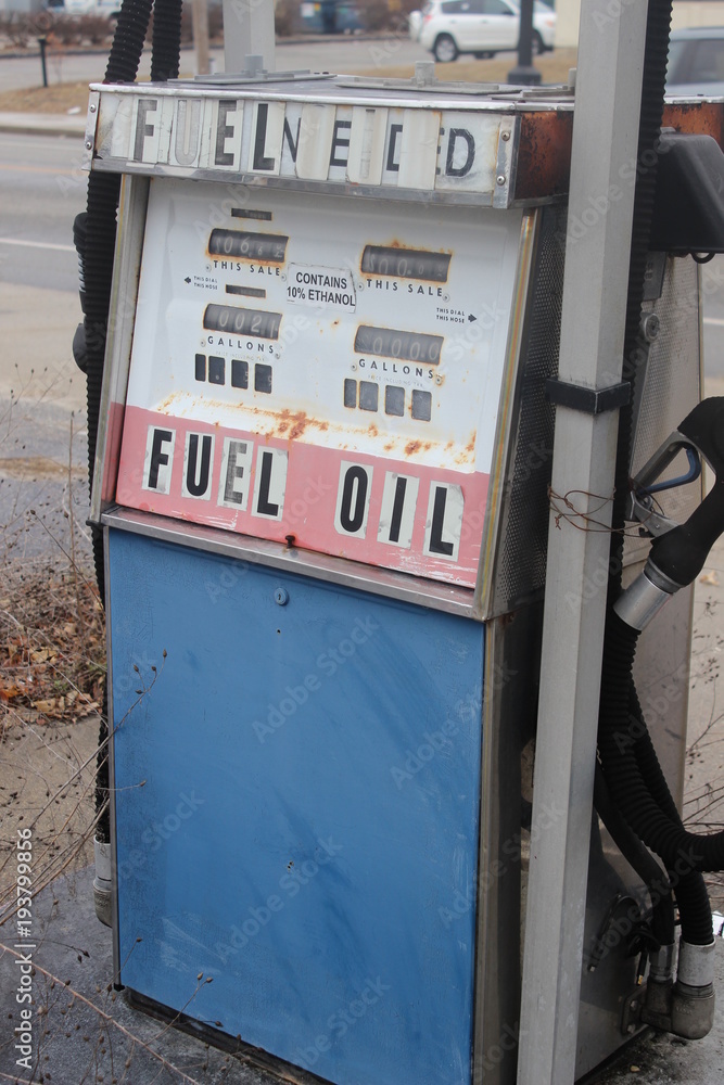 Obraz premium Old sign at abandoned gas station 