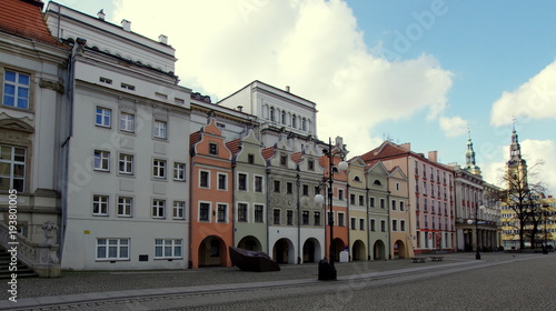 Stare zabytkowe kamienice w pobliżu rynku w zabytkowym polskim mieście, Legnicy na Dolnym Śląsku