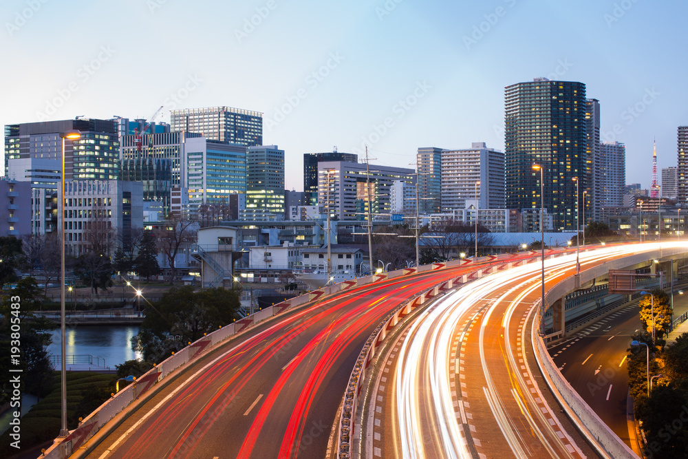 Naklejka premium 夕方の都市風景