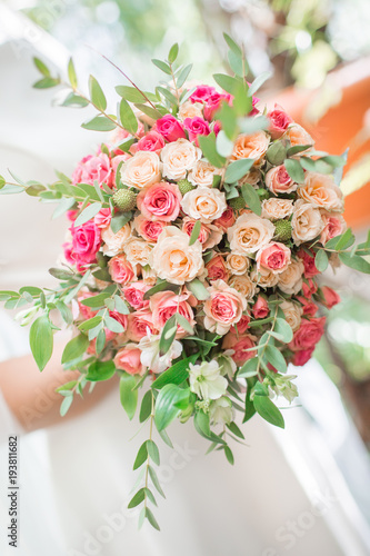 Fototapeta Naklejka Na Ścianę i Meble -  Wedding bouquet of roses in the hands of the bride.