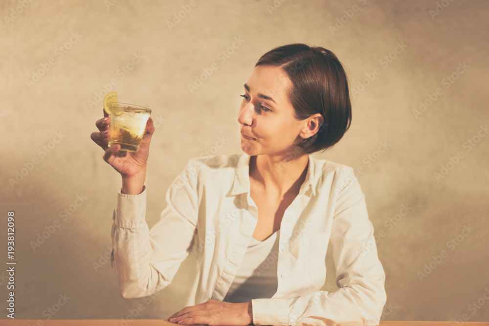 アルコール飲料 お酒 ハイボール ウィスキー を飲む女性 Stock Photo Adobe Stock アルコール飲料 お酒 ハイボール ウィスキー を飲む女性 Stock Photo Adobe Stock