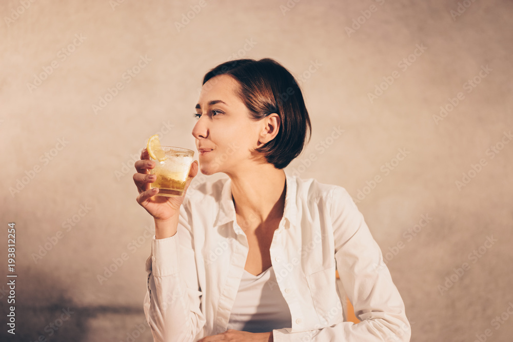 アルコール飲料（お酒・ハイボール・ウィスキー）を飲む女性