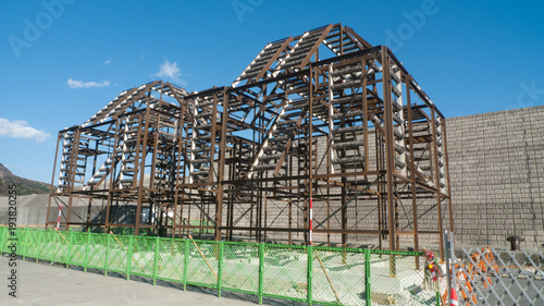 人工魚礁（または人工漁礁といいます）です。魚類の繁殖と生活のために人為的に海中など水中に設置される人工物です。