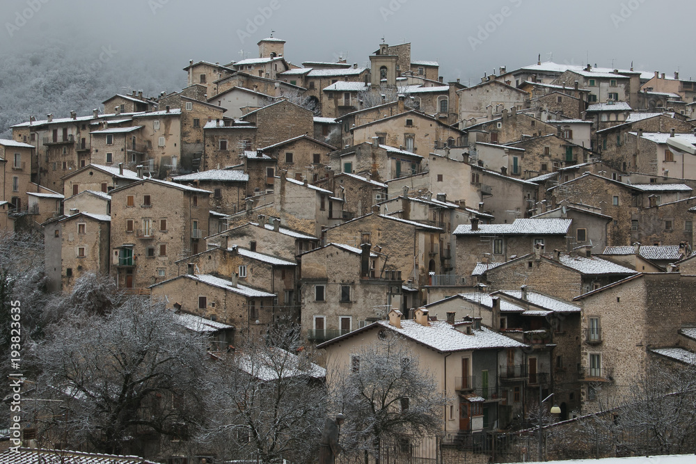 Panorama invernale del borgo medievale di Scanno con la neve