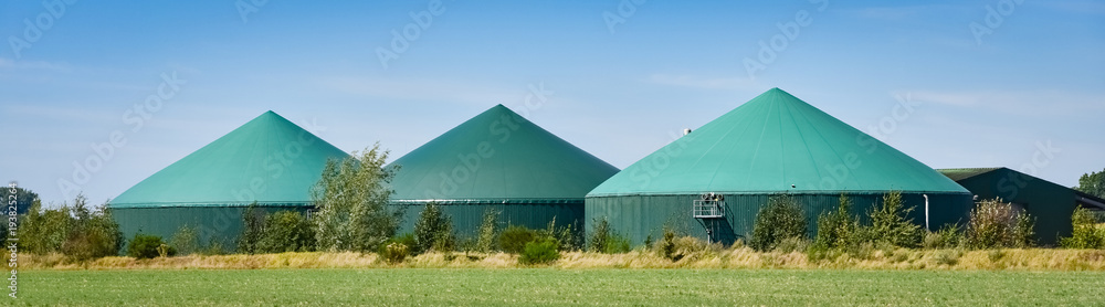 Dezentrale Stromerzeugung - drei Fermenter einer Biogasanlage, Banner