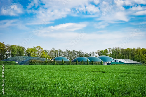 Erneuerbare Energien - Biogasanlage im Frühling © Countrypixel
