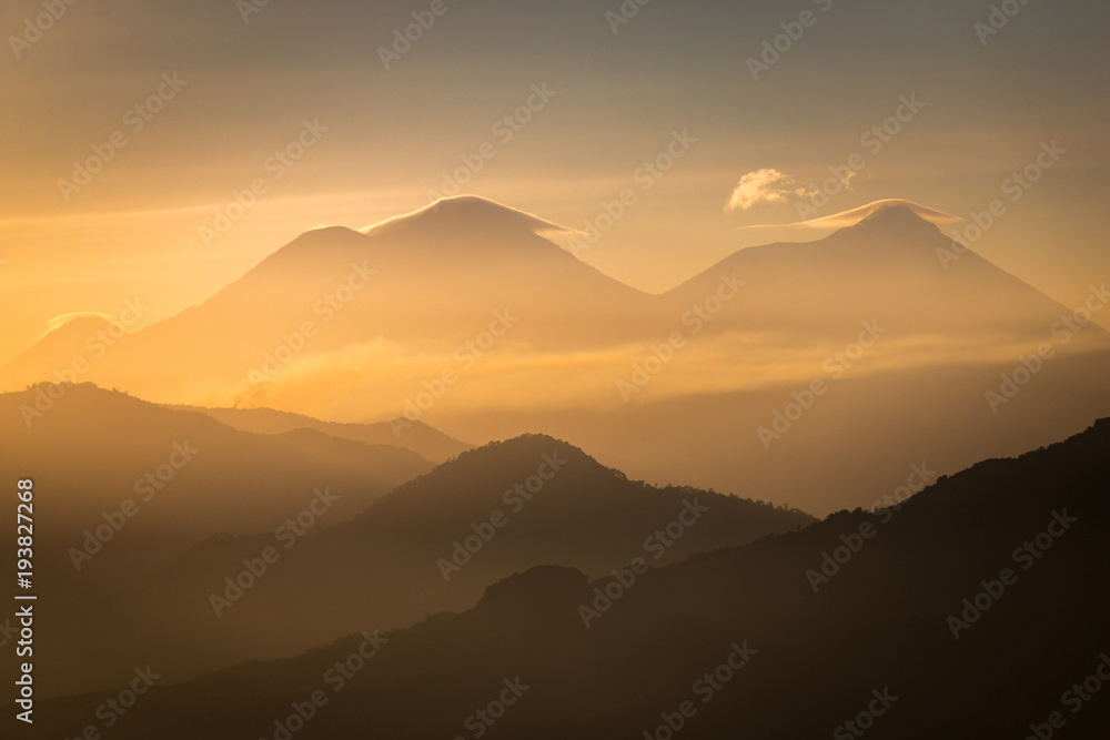 Die guatemaltektischen Vulkane im ersten Sonnenlicht Die guatemaltektischen Vulkane im ersten Sonnenlicht